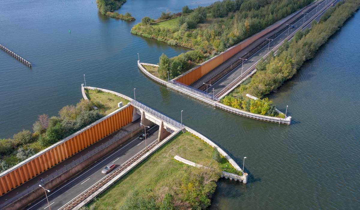 In Olanda un ponte in cui le barche navigano sopra le macchine